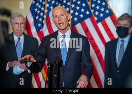 Le sénateur des États-Unis Rick Scott (républicain de Floride) est accompagné de membres de la direction républicaine du Sénat pour offrir des commentaires et des questions de terrain de la part des journalistes à la suite du déjeuner du GOP dans l'édifice Russell Senate Office à Washington, DC, le mardi 13 avril 2021. Credit: Rod Lamkey / CNP / MediaPunch Banque D'Images