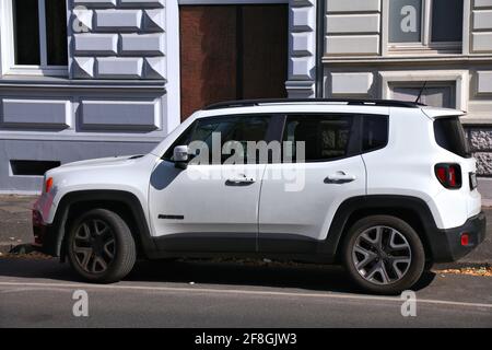 RHÉNANIE-DU-NORD-WESTPHALIE, ALLEMAGNE - 16 SEPTEMBRE 2020 : 4x4 multisegment sous-compact Jeep Renegade garés en Allemagne. Il y avait 45.8 millions de voitures Banque D'Images