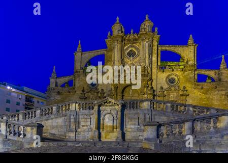 Vue nocturne de la cathédrale Saint-sauveur de Jerez De la Frontera en Espagne Banque D'Images
