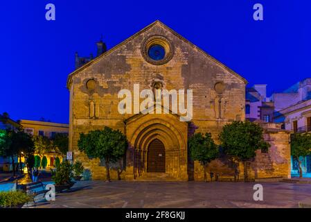 Vue nocturne de l'église de San Dionisio à Jerez de la Frontera en Espagne Banque D'Images