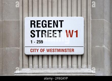 Londres, Angleterre, Royaume-Uni. Panneau de rue : rue Regent, W1 Banque D'Images