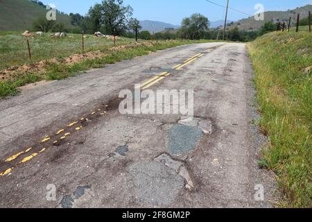 Route de poule - la surface de la chaussée endommagée en Californie, USA. Banque D'Images