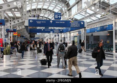 CHICAGO, États-Unis - 15 AVRIL 2014 : les passagers marchent jusqu'à la porte de l'aéroport international O'Hare de Chicago, aux États-Unis. C'était le 5ème aéroport le plus fréquenté au monde Banque D'Images