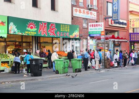 SAN FRANCISCO, États-Unis - 9 AVRIL 2014 : les gens marchent à côté de la cuisine chinoise dans Chinatown à San Francisco, États-Unis. Le quartier chinois de San Francisco est le plus grand Chine Banque D'Images