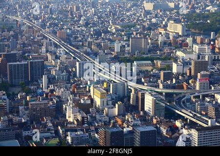 NAGOYA, JAPON - 28 avril 2012 : Vue aérienne de la ville moderne à Nagoya, au Japon. Nagoya est la quatrième plus grande ville du Japon avec une population de 2,28 millions de dollars. Banque D'Images