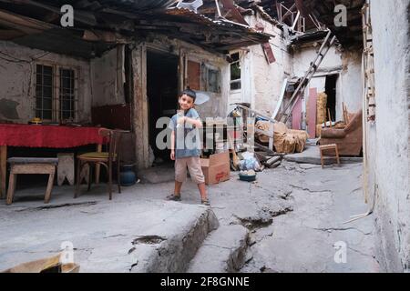 Erevan, Arménie, Alexander Kirillov - 30082019: Boy montre sa pauvre maison Banque D'Images