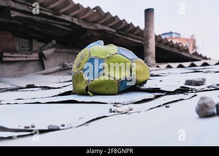 Erevan, Arménie, Alexander Kirillov - 30082019: Cond, balle de football déchirée sur le toit de la maison Banque D'Images