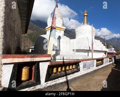 Stupa avec des drapeaux de prière et des roues sur le chemin de Lukla à Namche bazar dans chaurikharka près du village de chheplung - népal Banque D'Images