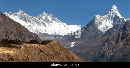 AMA Dablam et Lhotse avec stupa sur le chemin à Camp de base du mont Everest - Népal Banque D'Images