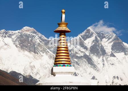 Stupa, Lhotse et le sommet de l'Everest depuis le monastère de Tengboche avec un beau ciel - chemin vers le camp de base de l'Everest, parc national de Sagarmatha, vallée de Khumbu, NEPA Banque D'Images