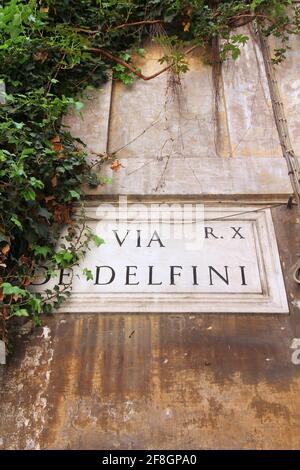 Via de Delfini - ancien panneau de nom de rue à Rome, Italie. District de Campitelli (Rione Campitelli). Banque D'Images