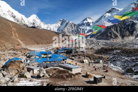 Village de Gorak Shep avec drapeaux de prière, chemin vers Kala Patthar et le camp de base du mont Everest, parc national de Sagarmatha, vallée de Khumbu, Népal Banque D'Images