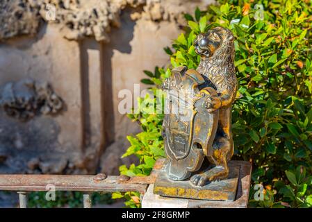 Lion aux armoiries dans les jardins du vrai Alcazar De Sevilla en Espagne Banque D'Images