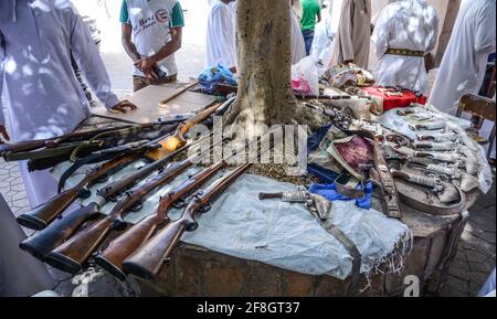 Armes en vente à Nizwa souk, Oman Banque D'Images