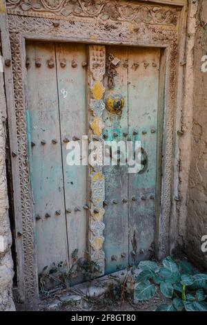 Porte typique dans un village abandonné Banque D'Images