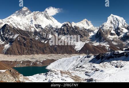 Vue panoramique sur l'Everest, Lhosse, Makalu et le lac Gokyo depuis le col de Renjo la - chemin vers le camp de base de l'Everest, randonnée de trois passes, vallée de Khumbu, Sagarmatha n Banque D'Images