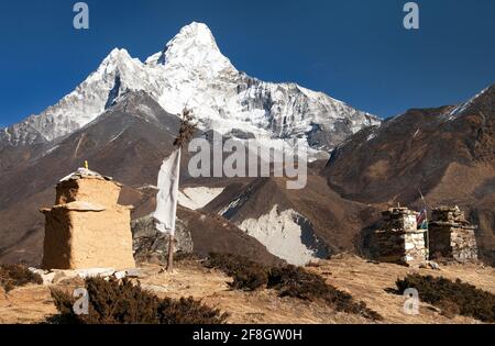 Mont Ama Dablam avec chorten et drapeau de prière près du village de Pangboche sur le chemin du camp de base de l'Everest, parc national de Sagarmatha, vallée de Khumbu, népalais Banque D'Images