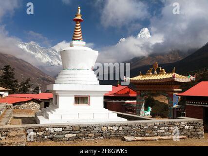 Stupa, Ama Dablam, Lhotse et le sommet de l'Everest depuis le monastère de Tengboche avec un ciel magnifique - chemin vers le camp de base de l'Everest, parc national de Sagarmatha, Khumbu Banque D'Images