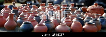 Mini pots de terre cuite, pots de fleurs en argile rouge, Collection de petits pots de fleurs en céramique Banque D'Images