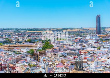 Vue aérienne de Séville avec arène de corrida et Torre Sevilla, Espagne Banque D'Images
