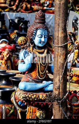 Une idole de Seigneur Shiva d'argile à la boutique de poterie, modèle Clay de Dieu hindou indien lord Shiva, dieux indiens et Déesses Banque D'Images