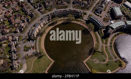 Photo aérienne du village de Caldecotte à Milton Keynes Royaume-Uni montrant un logement typique britannique sur un soleil un jour de summers pris avec un drone de Banque D'Images