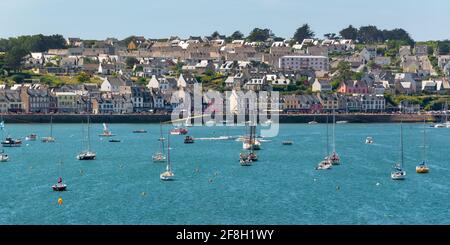 Panorama du port de Camaret dans la péninsule de Crozon, Finistère, Bretagne France Banque D'Images