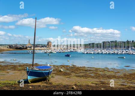 Bateaux dans le port de Camaret dans la péninsule de Crozon, Finistère, Bretagne France Banque D'Images