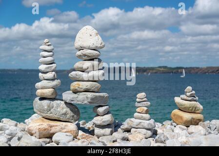 Pile de pierres sur une plage, fond d'océan en Bretagne, France Banque D'Images