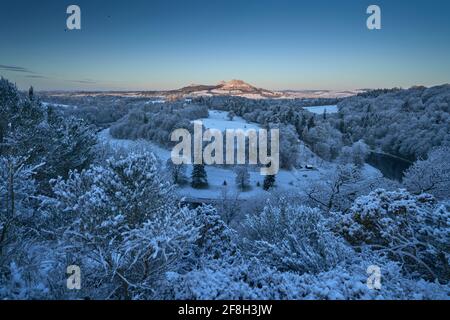 Le lever du soleil de printemps met en valeur les collines d'Eildon depuis Scott's View lors d'un matin de printemps glacial. Banque D'Images