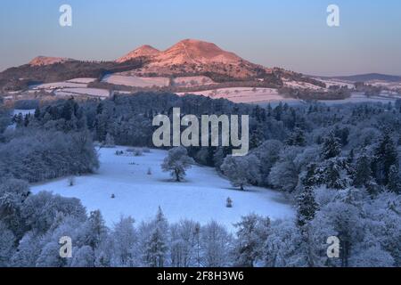 Le lever du soleil de printemps met en valeur les collines d'Eildon depuis Scott's View lors d'un matin de printemps glacial. Banque D'Images