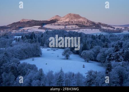 Le lever du soleil de printemps met en valeur les collines d'Eildon depuis Scott's View lors d'un matin de printemps glacial. Banque D'Images