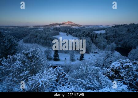 Le lever du soleil de printemps met en valeur les collines d'Eildon depuis Scott's View lors d'un matin de printemps glacial. Banque D'Images