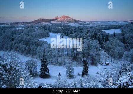 Le lever du soleil de printemps met en valeur les collines d'Eildon depuis Scott's View lors d'un matin de printemps glacial. Banque D'Images