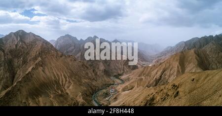 Photographie aérienne du paysage le long de l'autoroute Xinjiang-Tibet Banque D'Images