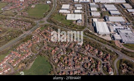 Photo aérienne du village de Caldecotte à Milton Keynes Royaume-Uni montrant un logement typique britannique sur un soleil un jour de summers pris avec un drone de Banque D'Images