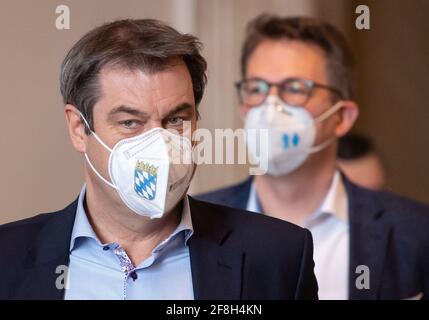 Munich, Allemagne. 14 avril 2021. Markus Söder (CSU), premier ministre de Bavière, et Markus Blume, secrétaire général du CSU, arrivent à une réunion du groupe parlementaire CSU au Parlement bavarois. Credit: Sven Hoppe/dpa/Alay Live News Banque D'Images