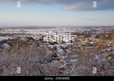 Vue aérienne de la ville de Cotswold de Wotton Under Edge in the Snow, Gloucestershire, Royaume-Uni Banque D'Images