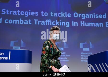 Bruxelles, Belgique. 14 avril 2021. Conférence de presse de la vice-présidente de la Commission européenne Margaritis SCHINAS et de la commissaire européenne Ylva JOHANSSON sur les stratégies de l'UE pour lutter contre la criminalité organisée et la traite des êtres humains à Bruxelles, Belgique, le 14 avril 2021. Crédit: ALEXANDROS MICHAILIDIS/Alamy Live News Banque D'Images