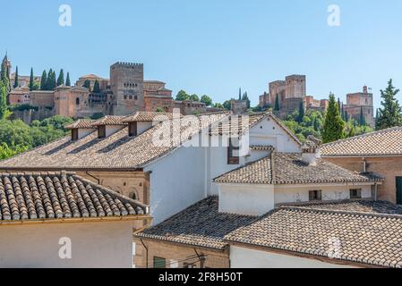 Palais de l'Alhambra vu d'une rue dans le quartier de l'Albaicin à Grenade, Espagne Banque D'Images