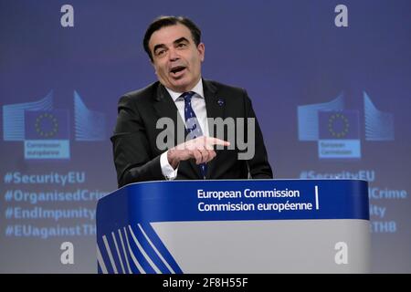 Bruxelles, Belgique. 14 avril 2021. Conférence de presse de la vice-présidente de la Commission européenne Margaritis SCHINAS et de la commissaire européenne Ylva JOHANSSON sur les stratégies de l'UE pour lutter contre la criminalité organisée et la traite des êtres humains à Bruxelles, Belgique, le 14 avril 2021. Crédit: ALEXANDROS MICHAILIDIS/Alamy Live News Banque D'Images