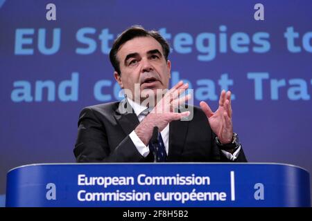 Bruxelles, Belgique. 14 avril 2021. Conférence de presse de la vice-présidente de la Commission européenne Margaritis SCHINAS et de la commissaire européenne Ylva JOHANSSON sur les stratégies de l'UE pour lutter contre la criminalité organisée et la traite des êtres humains à Bruxelles, Belgique, le 14 avril 2021. Crédit: ALEXANDROS MICHAILIDIS/Alamy Live News Banque D'Images