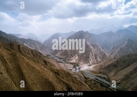 Photographie aérienne du paysage le long de l'autoroute Xinjiang-Tibet Banque D'Images