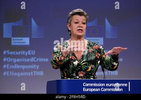 Bruxelles, Belgique. 14 avril 2021. Conférence de presse de la vice-présidente de la Commission européenne Margaritis SCHINAS et de la commissaire européenne Ylva JOHANSSON sur les stratégies de l'UE pour lutter contre la criminalité organisée et la traite des êtres humains à Bruxelles, Belgique, le 14 avril 2021. Crédit: ALEXANDROS MICHAILIDIS/Alamy Live News Banque D'Images