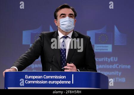 Bruxelles, Belgique. 14 avril 2021. Conférence de presse de la vice-présidente de la Commission européenne Margaritis SCHINAS et de la commissaire européenne Ylva JOHANSSON sur les stratégies de l'UE pour lutter contre la criminalité organisée et la traite des êtres humains à Bruxelles, Belgique, le 14 avril 2021. Crédit: ALEXANDROS MICHAILIDIS/Alamy Live News Banque D'Images