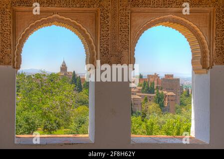 Alhambra vu par une fenêtre à l'arcade Generalife à Grenade, Espagne Banque D'Images