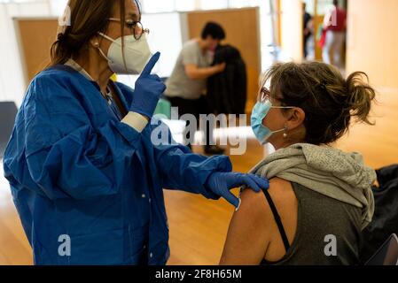 Barcelone, Espagne. 06e avril 2021. Le 6 avril 2021, une femme reçoit un jab avec la première dose du vaccin Astra Zeneca par une infirmière dans un centre de vaccination de Barcelone, Espagne. La campagne de vaccination contre le covid19 est en cours en Espagne, le gouvernement prévoit de vacciner 70% de la population d'ici l'été, à temps pour la saison touristique. (Photo par Davide Bonaldo/Sipa USA) crédit: SIPA USA/Alay Live News Banque D'Images