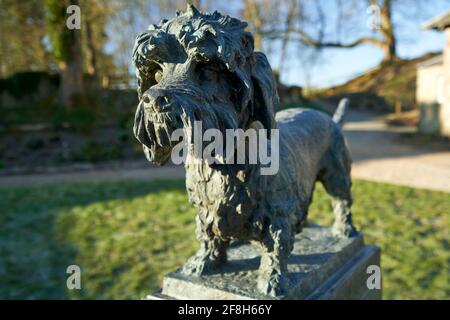 Statue de l'ancien Ginger un Dandie Dinmont Terrier dans le domaine du Haining à Selkirk dans les frontières écossaises. Banque D'Images