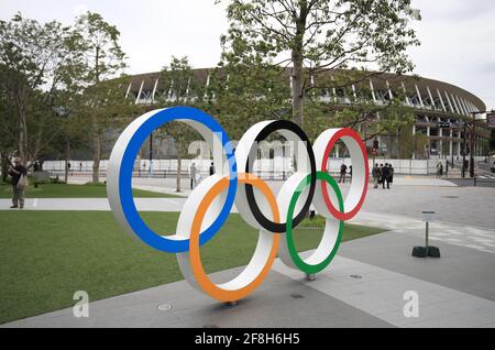 Photo du dossier datée du 31-12-2020 des anneaux olympiques devant le stade olympique de Tokyo, au Japon. Date de publication : le mardi 14 avril 2021. Banque D'Images