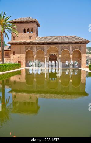 El Partal et Torre de las Damas à l'intérieur de la forteresse de l'Alhambra à Grenade, Espagne Banque D'Images